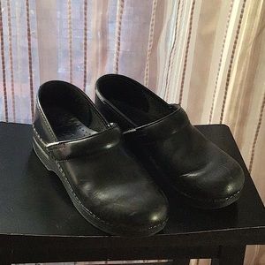 Black leather Dansko clog